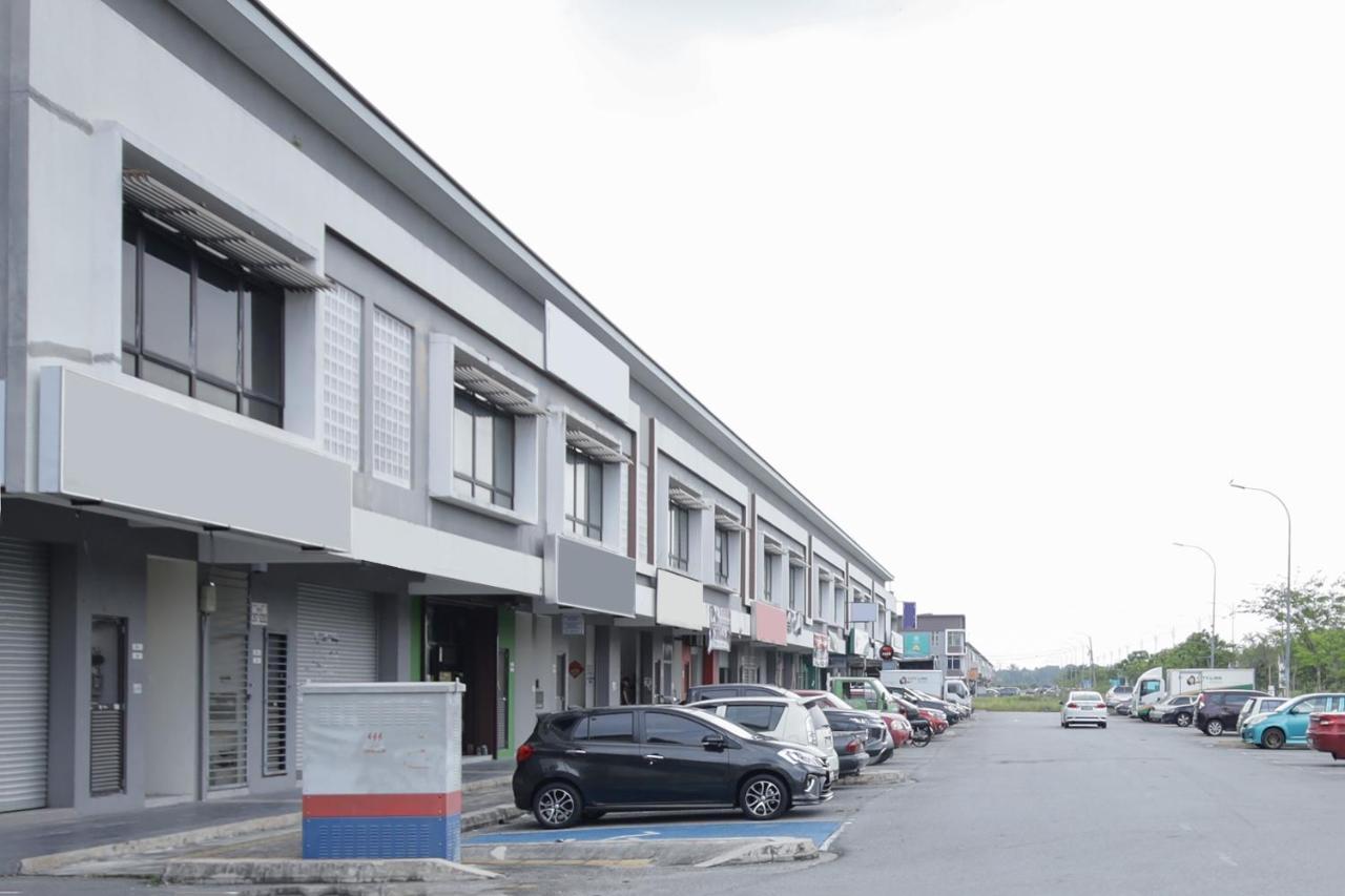 Oyo 90399 Green Home Hotel Syariah Sepang Eksteriør bilde